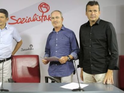 De izquierda a derecha, el alcalde de Eibar, el secretario de Política Institucional del PSE, el alcalde de Barakaldo, y el de Iruña de Oca