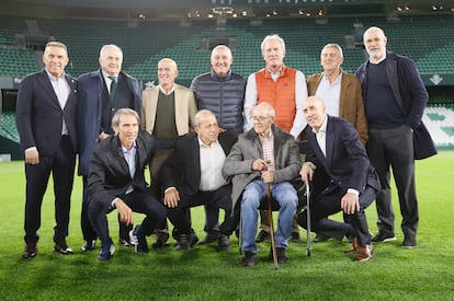 El periodista y comentarista José Ángel de la Casa (primera fila, tercero por la izquierda), posa en 2023 junto a los ex futbolistas Francisco Güerri, Paco Buyo, Lobo Carrasco, Juan Señor, Gordillo, Andoni Zubizarreta, en el estadio en el que se disputó el partido España-Malta, el Benito Villamarín de Sevilla.