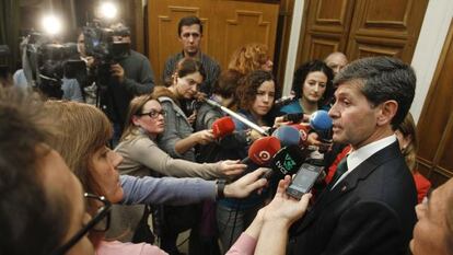 El alcalde de Castell&oacute;n, Alfonso Bataller, atiende ayer a los medios en el Ayuntamiento.