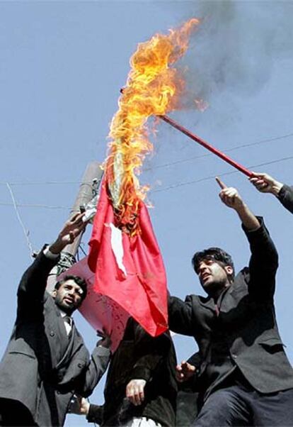 Manifestantes afganos queman una bandera de Dinamarca en Kabul.