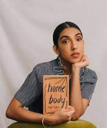 Kaur con el libro en versión original (inglés) en el que compara casa y cuerpo.