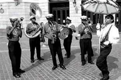 La banda de música New Wave Brass Band de Nueva Orleans.