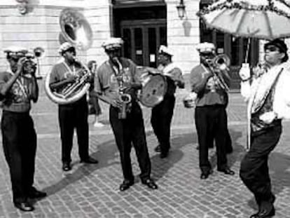 La banda de música New Wave Brass Band de Nueva Orleans.