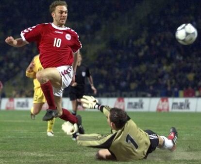 Dennis Rommedahl marca un gol con la selección danesa.