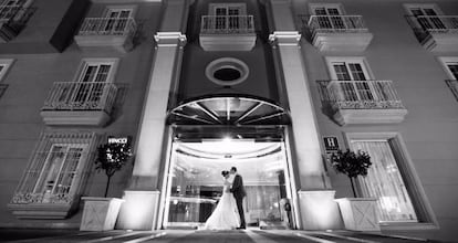 Carolina and James Escudero-Spelling outside the Hotel Vincci Aleysa in Benalmádena, Málaga province, on their wedding day.