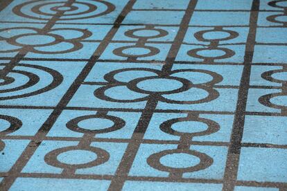 La señalética horizontal, en azul imitando el dibujo de los 'panots' clásicos de las aceras de Barcelona para indicar las zonas reservadas a la bicicleta, y en líneas diagonales amarillas, para las áreas peatonales, es una solución temporal, rápida y barata que se reemplazará por ideas permanentes con un objetivo claro: crecer en espacios para el peatón. |