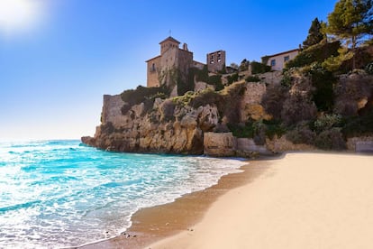 El castillo de Tamarit visto desde la playa homónima, cerca de Altafulla (Tarragona).