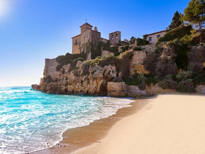 El castillo de Tamarit visto desde la playa homónima, cerca de Altafulla (Tarragona).