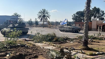 Israeli tanks take control of the Palestinian side of the Rafah crossing. 