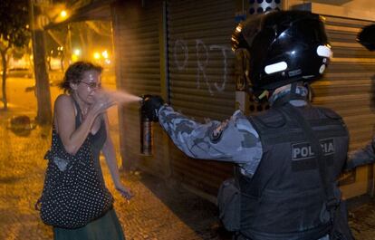 17 de junio de 2013. Un policía militar lanza gas de pimienta a una manifestante en Río de Janeiro. Por entonces Brasil vivió un fenómeno poco común en este país: una movilización que arrancó como una protesta por la subida de precio de los pasajes del transporte público y que derivó en un reclamo general en pos de la modernización socio-económica de Brasil y en contra de la corrupción política.