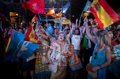 Ambiente durante el seguimiento de la jornada electoral en la sede del PP en Madrid, este domingo.