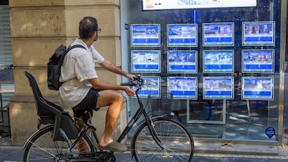 Un hombre mira anuncios de pisos en una inmobiliaria del centro de San Sebastián (Gipuzkoa).