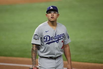 Julio Urías, jugador mexicano de los Dodgers, durante un juego en 2020.