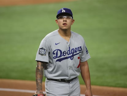 Julio Urías, jugador mexicano de los Dodgers, durante un juego en 2020.