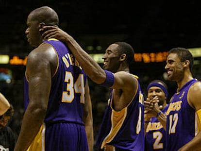 Bryant felicita a O'Neal tras la victoria definitiva. Detrás, Fox. Al fondo, aplaude Fisher.