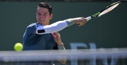 Raonic devuelve la pelota durante el partido frente a Nadal.