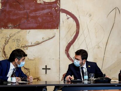 El presidente de la Generalitat, Pere Aragonès (derecha), y su vicepresidente, Jordi Puigneró, el pasado junio en una reunión del Gobierno catalán.