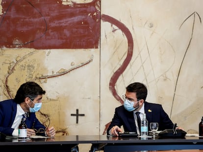 El presidente de la Generalitat, Pere Aragonès (derecha), y su vicepresidente, Jordi Puigneró, el pasado junio en una reunión del Gobierno catalán.