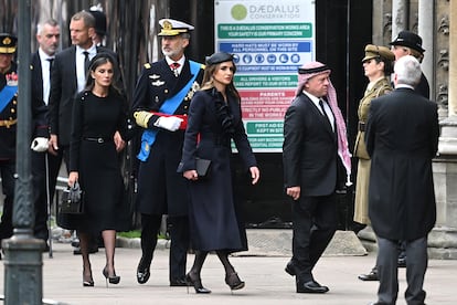 Los reyes de España y los de Jordania, a su llegada al funeral.
