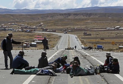 Un grupo de mineros permanece en el sector de Mantecani, donde bloquean la carretera entre las ciudades de La Paz y Oruro (Bolivia) para rechazar una norma sobre la formación de sindicatos que consideran perjudicial para sus cooperativas.