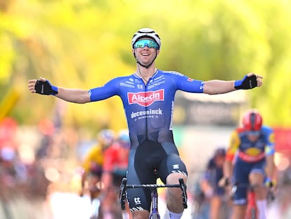 Kaden Groves cruza la meta en primer lugar en la cuarta etapa de la Vuelta 2023, con llegada en Tarragona.