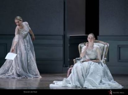 La soprano Malin Byström (condesa Madeleine) y bailarina Clara Navarro (condesa niña), en una escena de 'Capriccio'.