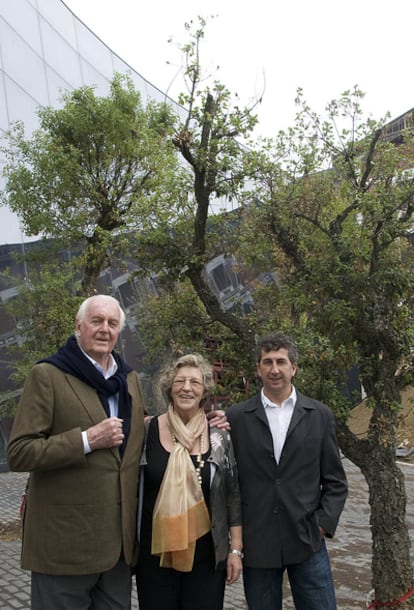 Hubert de Givenchy junto con la diputada foral de Cultura y Euskera, María Jesús Aranburu y por el alcalde de Getaria, Andoni Aristi.