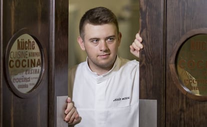 Jesús Moral, de 23 años, en su restaurante de Bailén (Jaén).