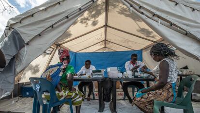 Atención sanitaria en el campo de personas refugiadas de Jhon Segredo, Mozambique, tras el ciclón Idai.