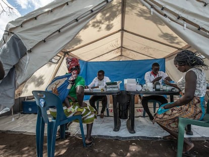 Atención sanitaria en el campo de personas refugiadas de Jhon Segredo, Mozambique, tras el ciclón Idai.