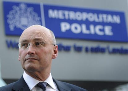 El comisario jefe de la Policía Metropolitana de Londres, Sir Paul Stephenson, a su salida de la sede de Scotland Yard en Londres, tras anunciar su renuncia.