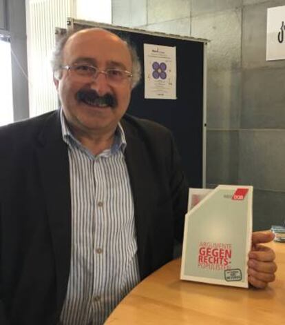 Ömer Lütfü Yavuz, presidente del consejo de Integración de Münster muestra un paquete de fichas contra argumentos populistas elaborado por los sindicatos.