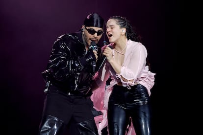 Rauw Alejandro y Rosalía durante la actuación de la española en el Coachella, el 15 de abril de 2023, en Indo (California). 