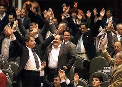 Legisladores de la oposición se muestran exultantes durante un debate, en 2001, sobre la reforma fiscal.