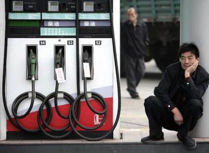 Un conductor espera a llenar el tanque de su coche en Hangzhou.