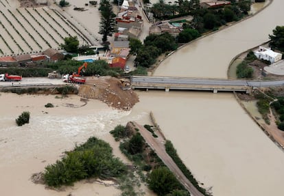 Vista aérea de la ciudad de Almoradí (Alicante) con la rotura del dique del río Segura a causa de la gota fría, este sábado.