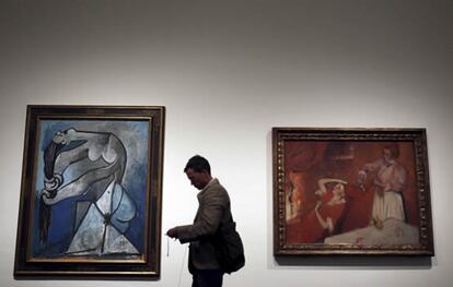Cuando Picasso se instala en el edificio del Bateau-Lavoir de Montmartre en 1904, se hallaba a pocos minutos de distancia del estudio de Degas, pero nunca llegaron a conocerse en persona, a pesar de que tenían amigos comunes. En la foto un joven ante las obras Desnudo peinándose de Pablo Picasso a la izquierda y El peinado de Edgar Degas.