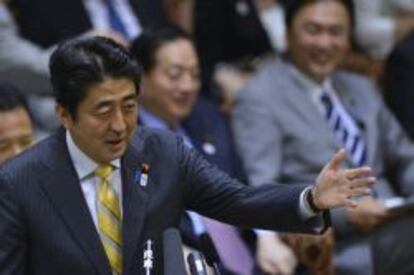 El primer ministro japon&eacute;s, Shinzo Abe, da un discurso durante un debate del comit&eacute; de presupuestos de la C&aacute;mara Alta del Parlamento nip&oacute;n.