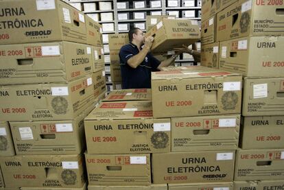 Urnas electrónicas listas para ser distribuidas en los colegios de São Paulo.