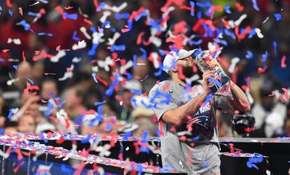 El receptor abierto de los New England Patriots, Julian Edelman, besa el trofeo Vince Lombardi después de derrotar a los Los Ángeles Rams en el Super Bowl 53.