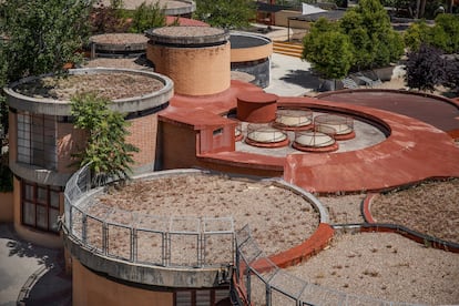 Vista aérea del edificio del colegio de primaria Lourdes FUHEM, diseñado por Sáenz de Oiza.