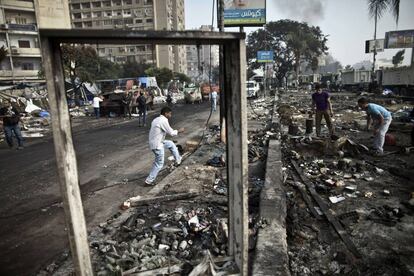 Varias personas buscan entre los restos del campamento de la plaza de Rabaa al-Adawiya. Las fuerzas de seguridad egipcias expulsaron el miércoles del lugar a las personas que daban su apoyo al presidente expulsado del poder por los militares