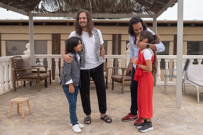 Antonio Fernández 'Farruco', con su sobrino Juan y, a la derecha, Juan Manuel Fernández 'Farruquito' con su sobrina Soleá, en su casa de Sevilla esta semana.