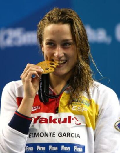 Mireia posa con la medalla de oro de los 200 mariposa en Doha.