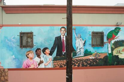 "Obama es el Presidente, Obama es para todos," se lee en este mural de Chuy Vasquez en Los Ángeles (California). Varios elementos, como la presencia de la agricultura, o de un niño blanco, reflejan una visión de Obama como un líder unificador.