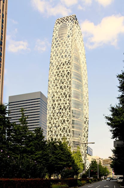 Mode Gakuen Cocoon Tower, levantada por Kenzo Tange en Tokio, acoge la Escuela Profesional de Moda, la Escuela Especial de Tecnología Superior y Diseño y el Colegio Médico (Shuto Ikō). Es de 2008 y mide 204 metros divididos en 50 pisos.