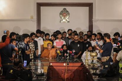 Un grupo de manifestantes durante una rueda de prensa antes de abandonar la oficina del Primer Ministro, después de que se enviara al presidente del parlamento la renuncia de Gotabaya Rajapaksa a la presidencia.