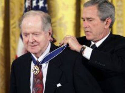 El presidente de EE UU, George W. Bush, impone a Robert Conquest la Medalla Presidencial de la Libertad en 2005.