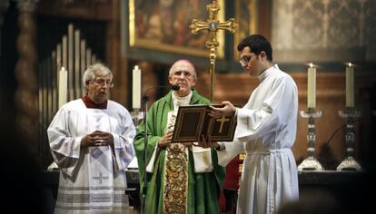 El nuevo arzobispo de Madrid, Carlos Osoro, en la misa de despedida que ha oficiado este domingo en la catedral de Valencia. 