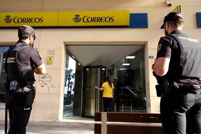 Dos agentes de la Policía Nacional hacen guardia frente a las oficinas de Correos en Melilla, el día 11.